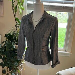 Small zip up short style blazer